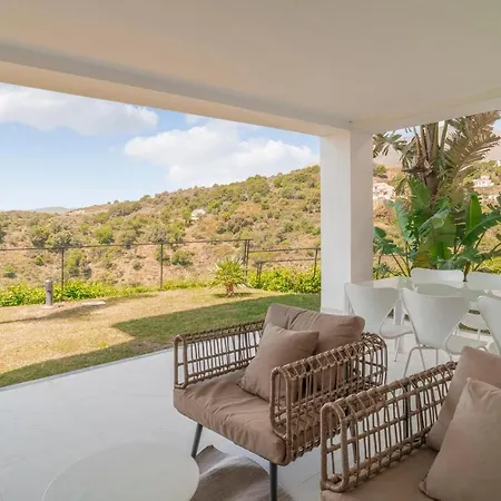 Beautiful In With 2 Bedrooms, Wifi And Outdoor Swimming Pool *