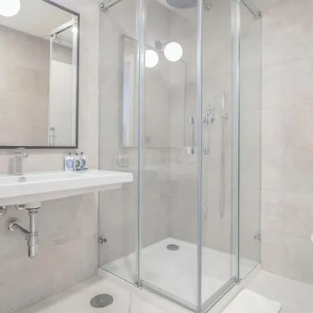 Beautiful In With 2 Bedrooms, Wifi And Outdoor Swimming Pool